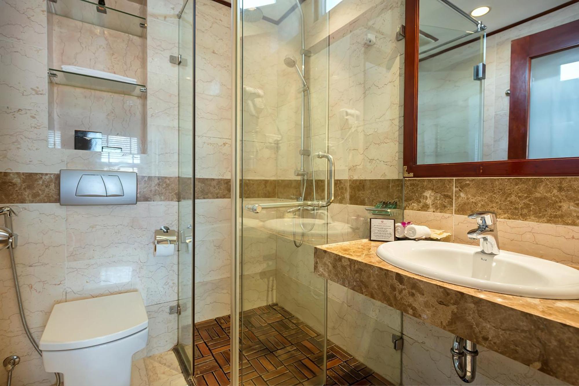 Phòng Deluxe Giường Đôi Có Cửa Sổ Và Tầm Nhìn Ra Khu Vực Lân Cận